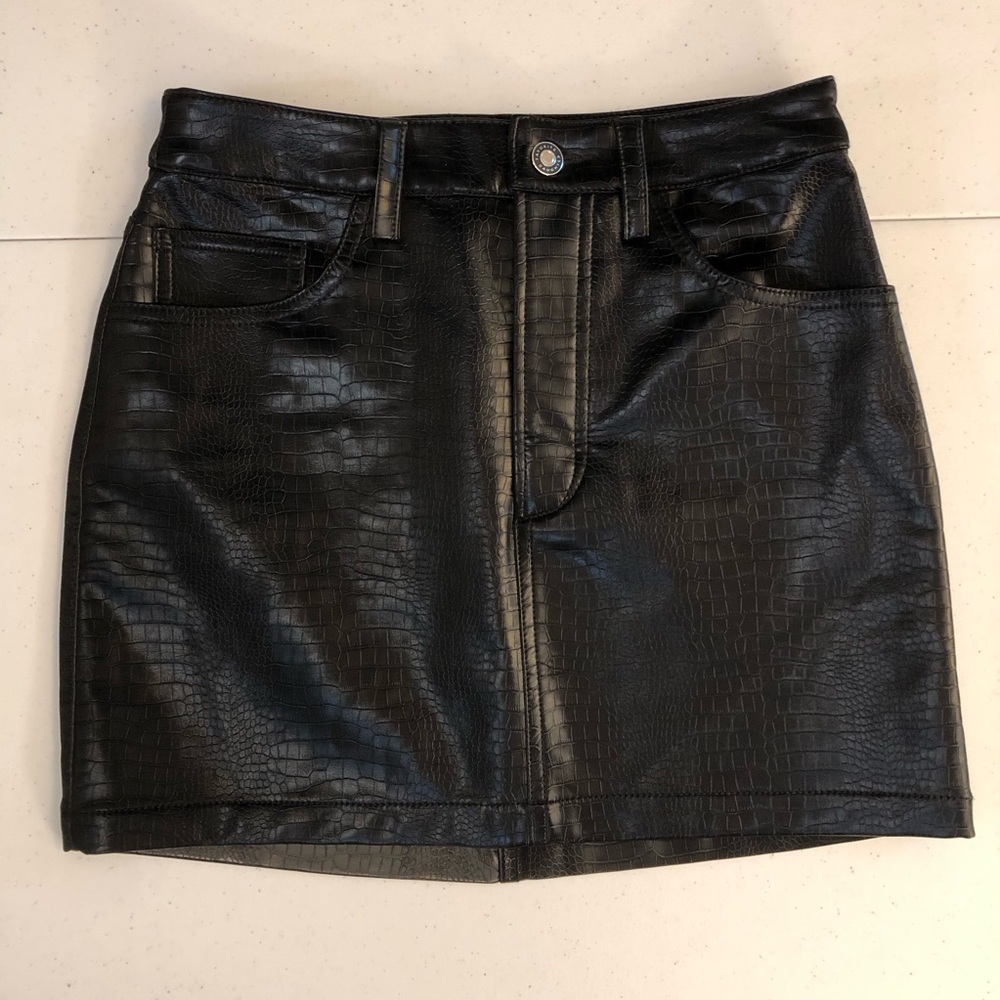 NWOT Favorite Daughter The Shay Black Embossed Faux Leather Mini Skirt Size 25